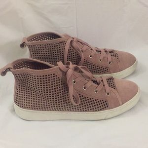 1. State classic dusty pink sneaker. Women’s 9.